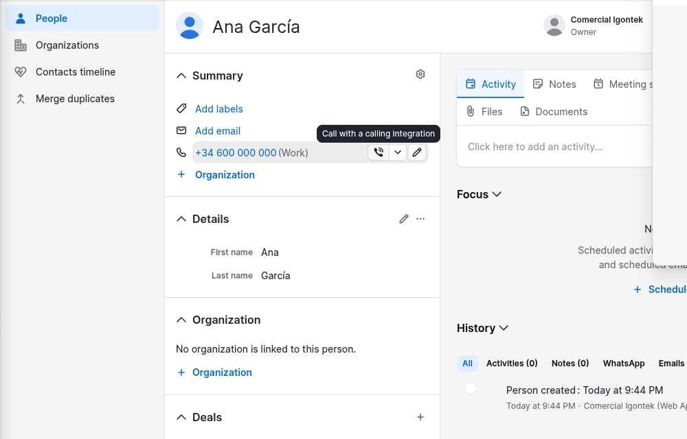 Ficha de una persona de Pipedrive con el botón Call with a calling integration junto al teléfono
